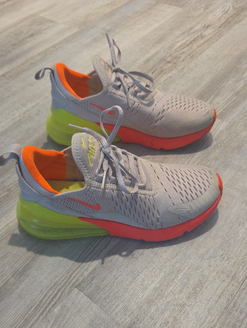 Nike Air MAX 270 Light Gray Sneakers with Pink and Neon Green Accents